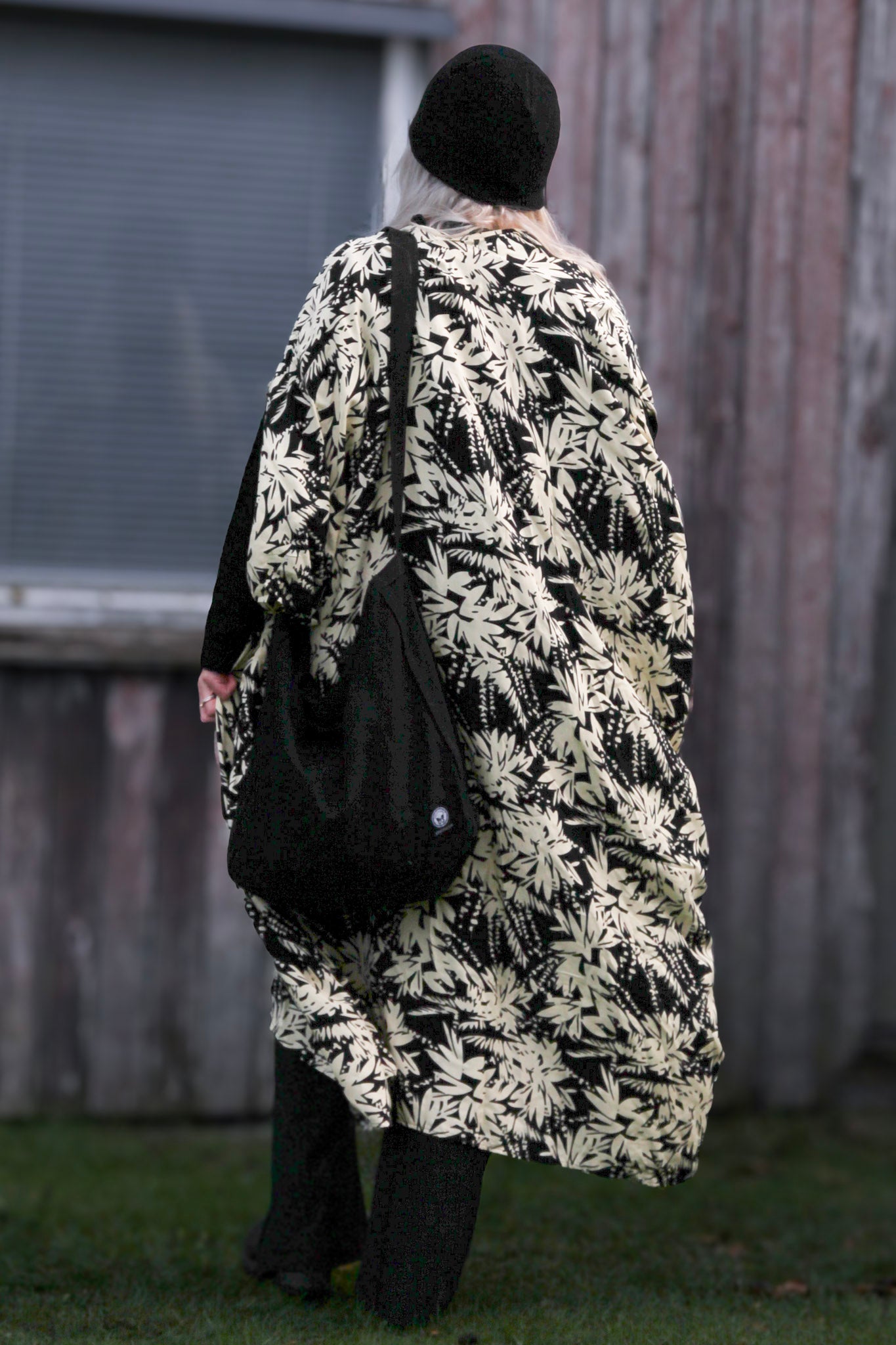 Musta/valkoinen lehtikuvioinen Kaftan Dress Flower Sea Black White