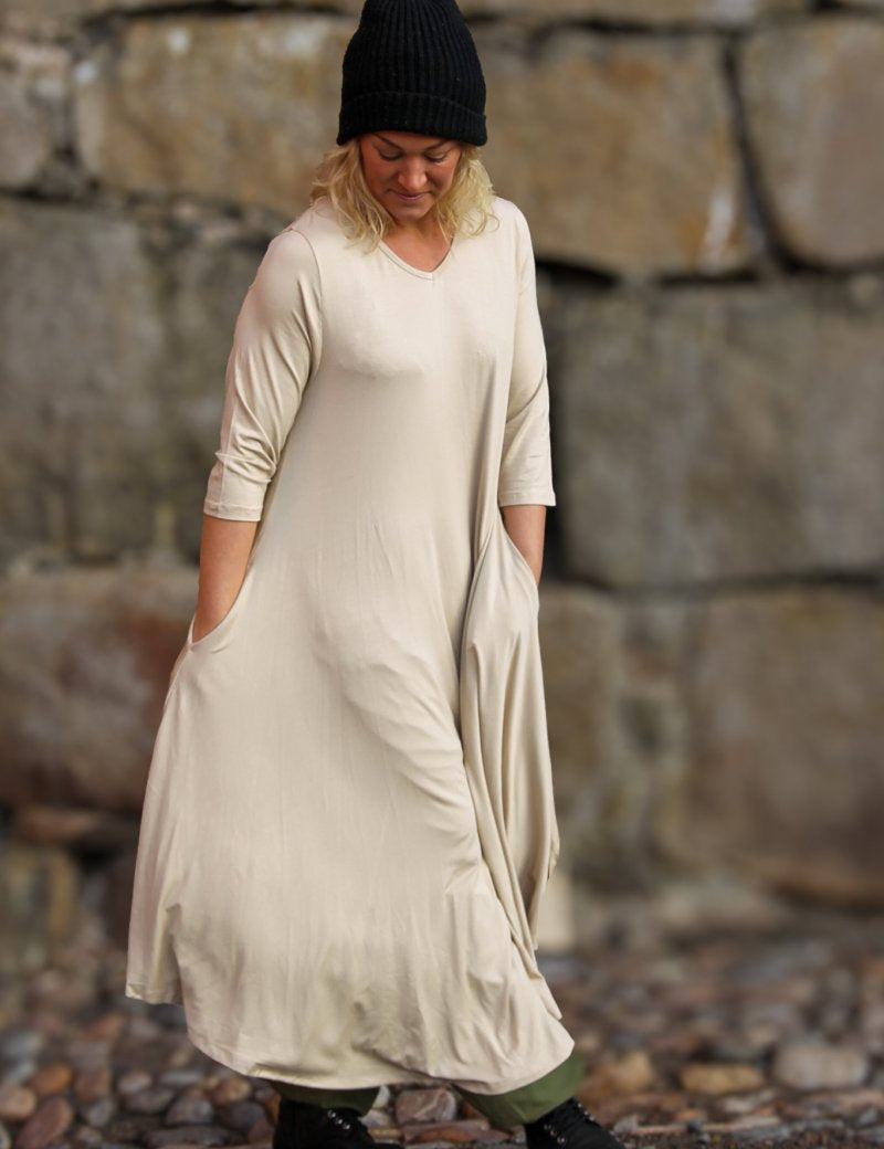 Beige_Klanning_Ballerina_V-Neck_Long_Beige_252.jpg