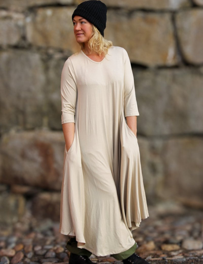 Beige_Klanning_Ballerina_V-Neck_Long_Beige_253.jpg