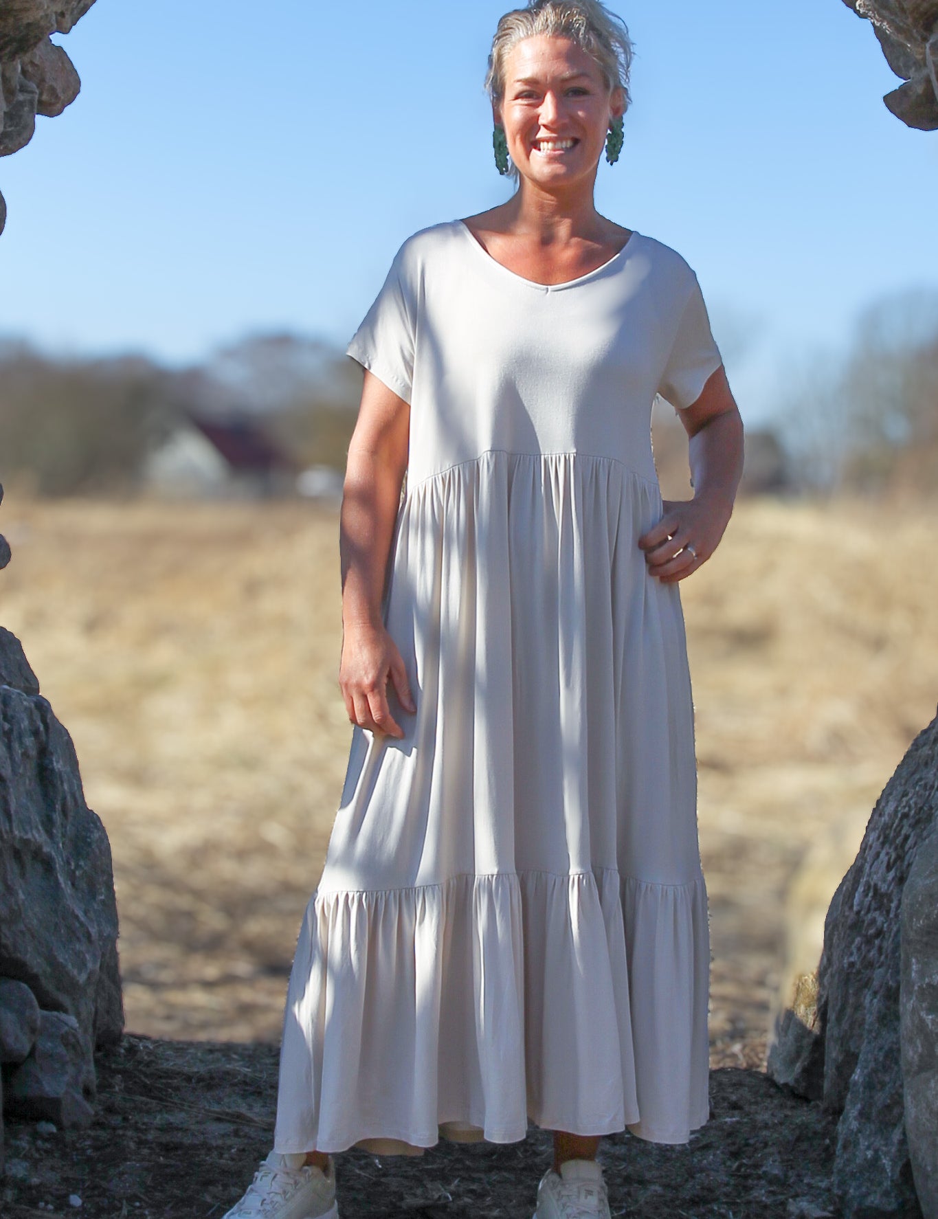 Gra_Beige_Draperad_Klanning_Amelie_Grey_Beige1.jpg