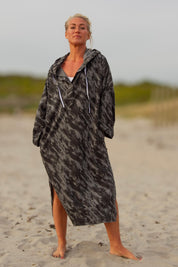 Grau gemustertes Hoodiekleid Kokomo Schwarz Grau
