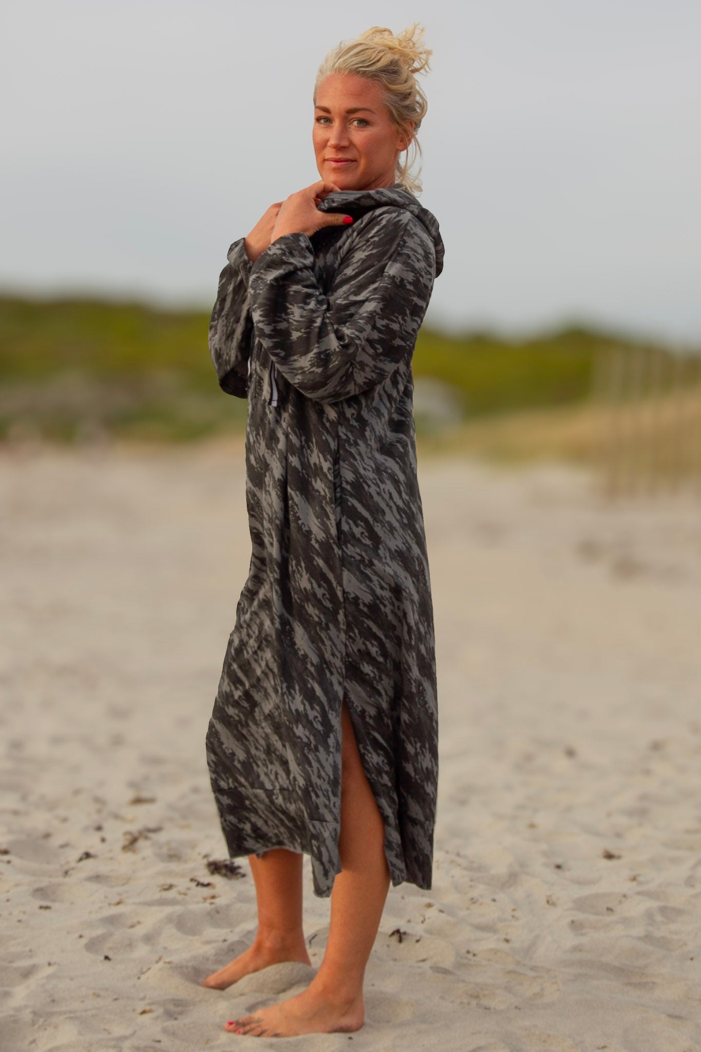 Grau gemustertes Hoodiekleid Kokomo Schwarz Grau