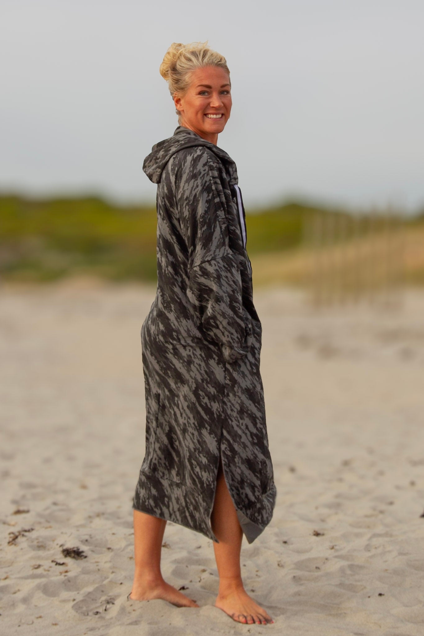 Grau gemustertes Hoodiekleid Kokomo Schwarz Grau