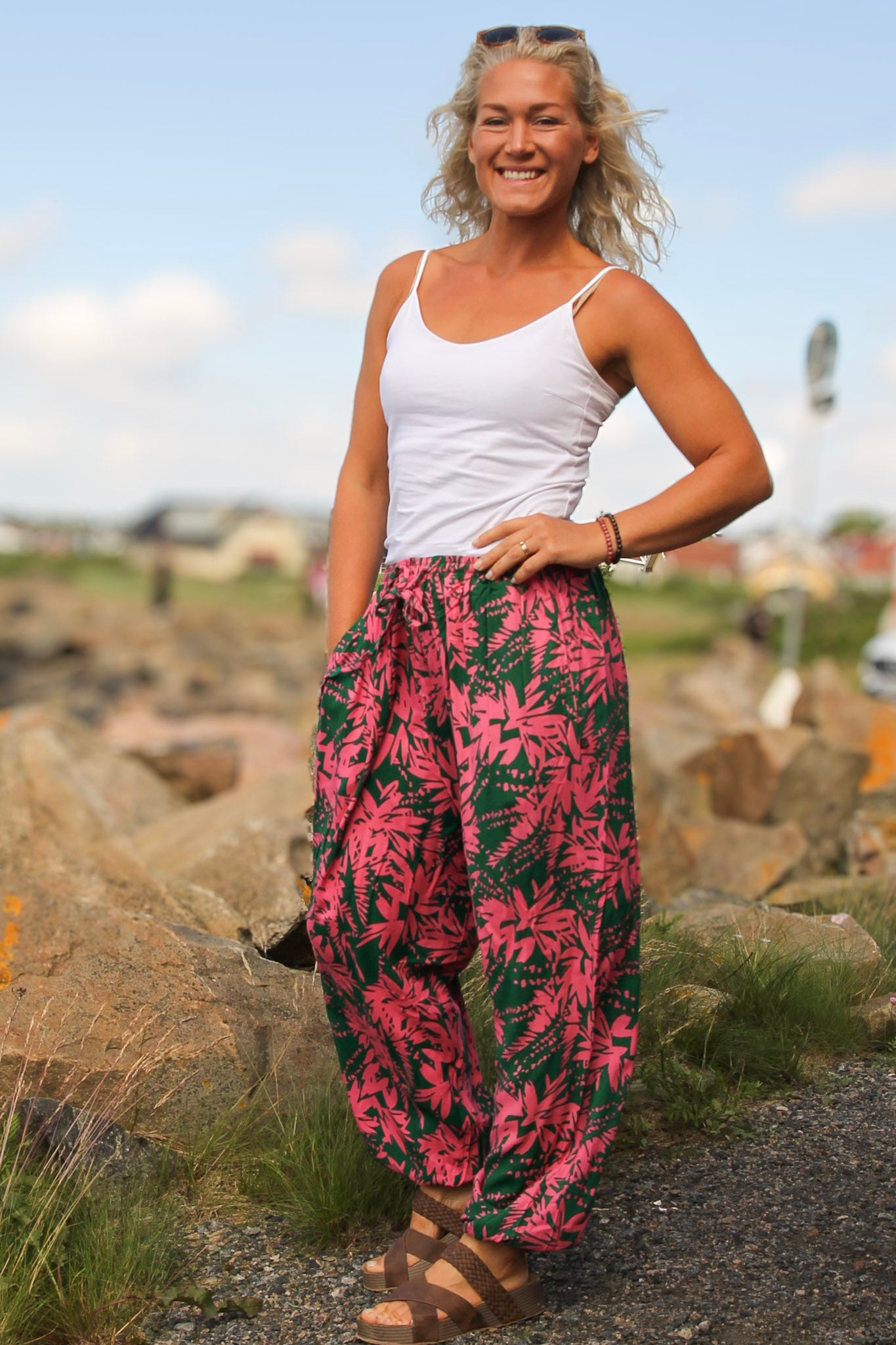Groen/roze bladpatroon broek bloem zeegroen roze