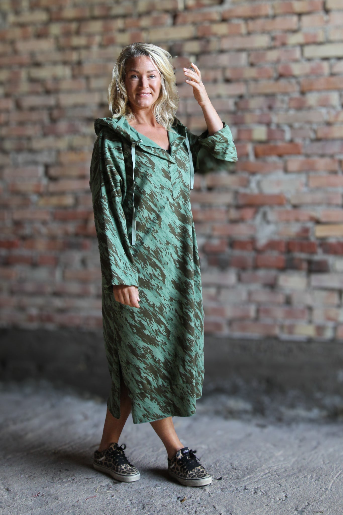 Groen patroon hoodie jurk Kokomo Eucalyptus Groen Bruin