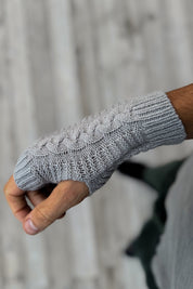 Ljusgrå Kabelstickad Handledsvärmare Eira Light Grey