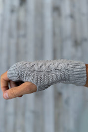 Ljusgrå Kabelstickad Handledsvärmare Eira Light Grey