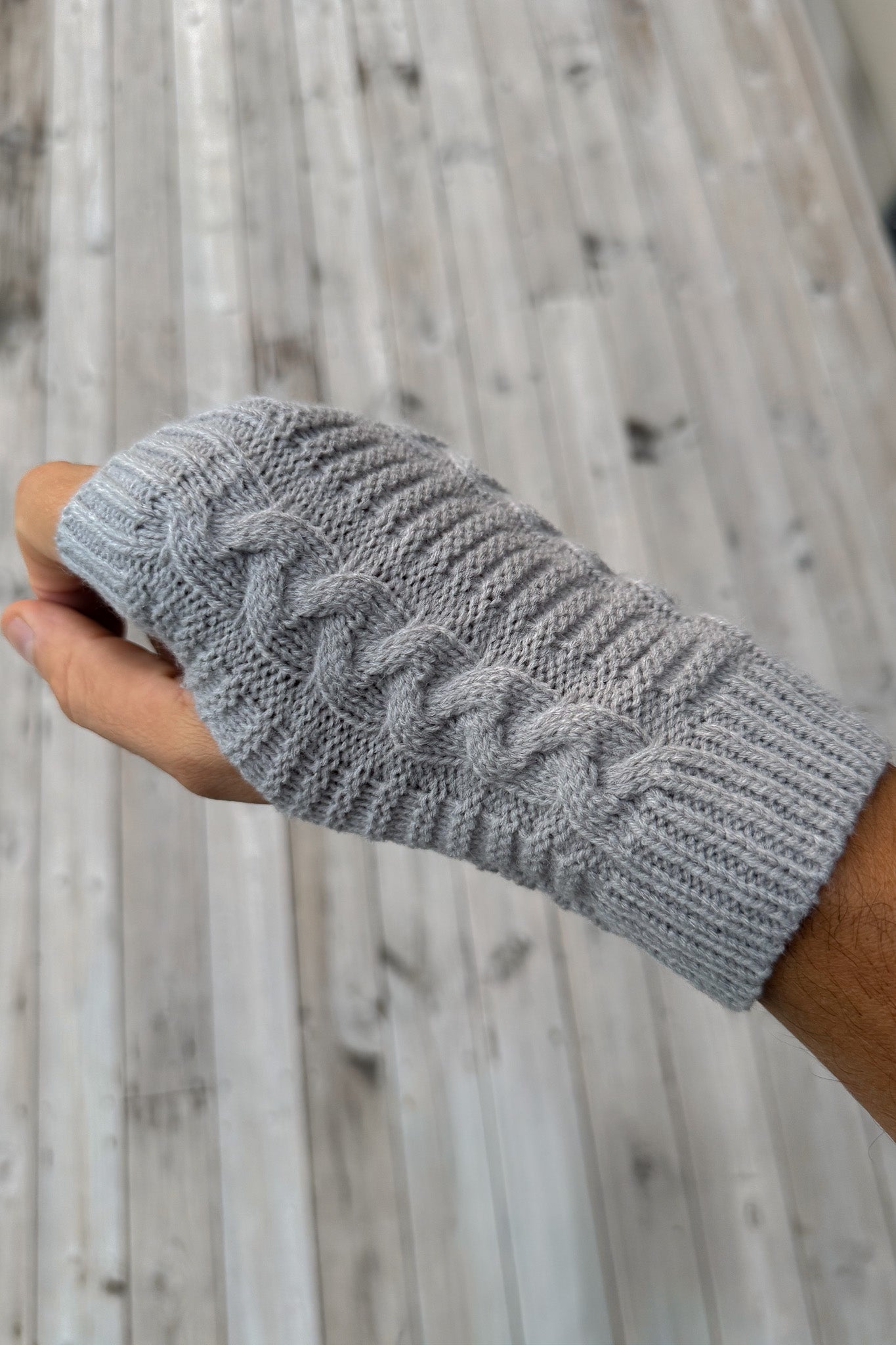 Ljusgrå Kabelstickad Handledsvärmare Eira Light Grey