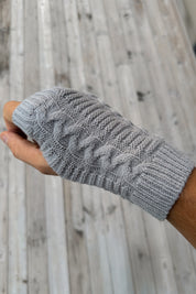Ljusgrå Kabelstickad Handledsvärmare Eira Light Grey
