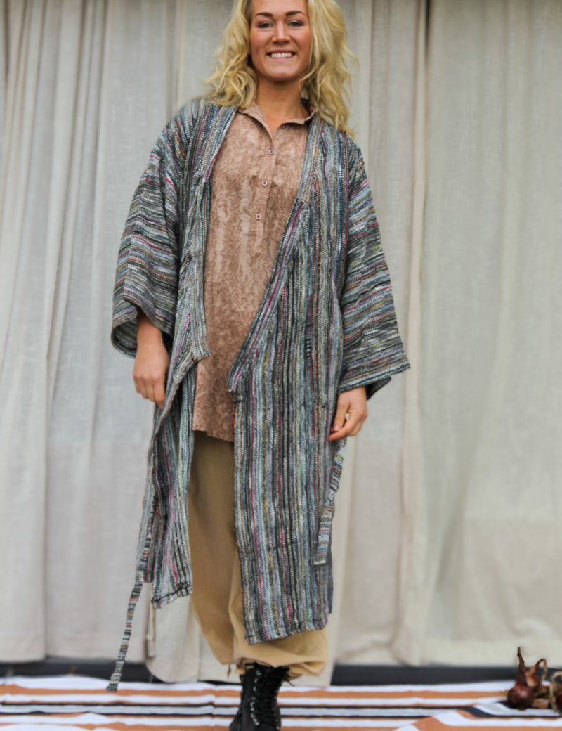 Kimono_Morkgrarandig_Aderna_Dark_Stripe_251_307995e0-f699-4138-a34f-cd9f5f233c34.jpg