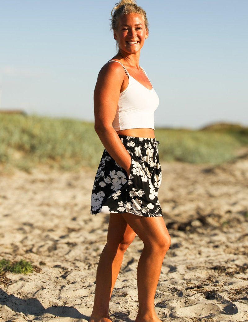 Svart_Blommiga_Shorts_Ronja_Olive_Black_251.jpg