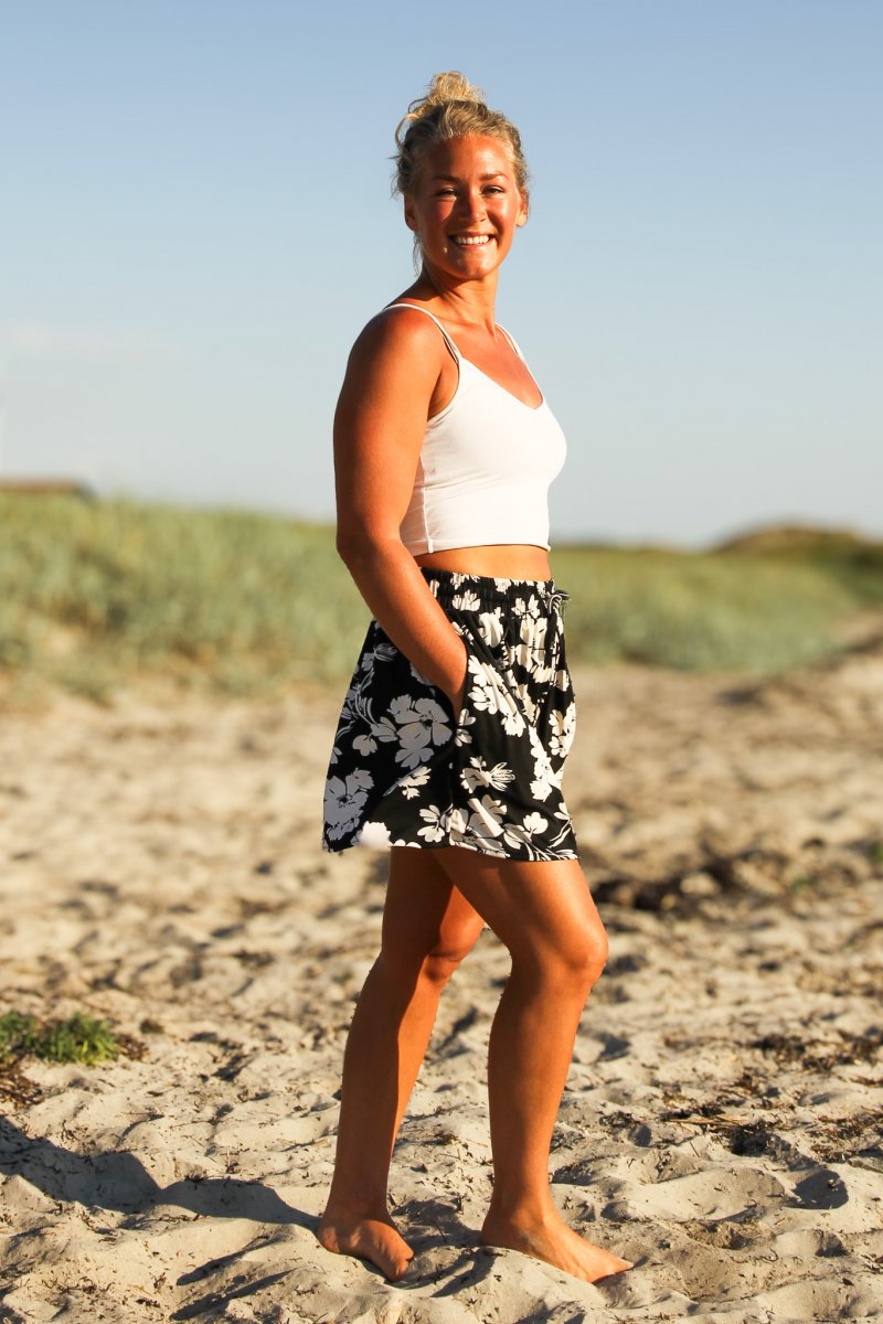 Zwarte bloemenshorts Ronja Olijfzwart