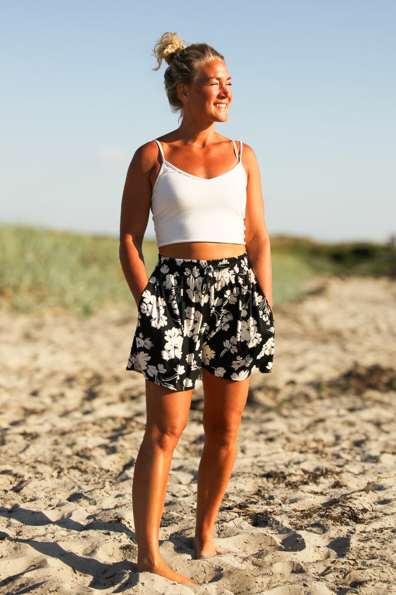 Zwarte bloemenshorts Ronja Olijfzwart