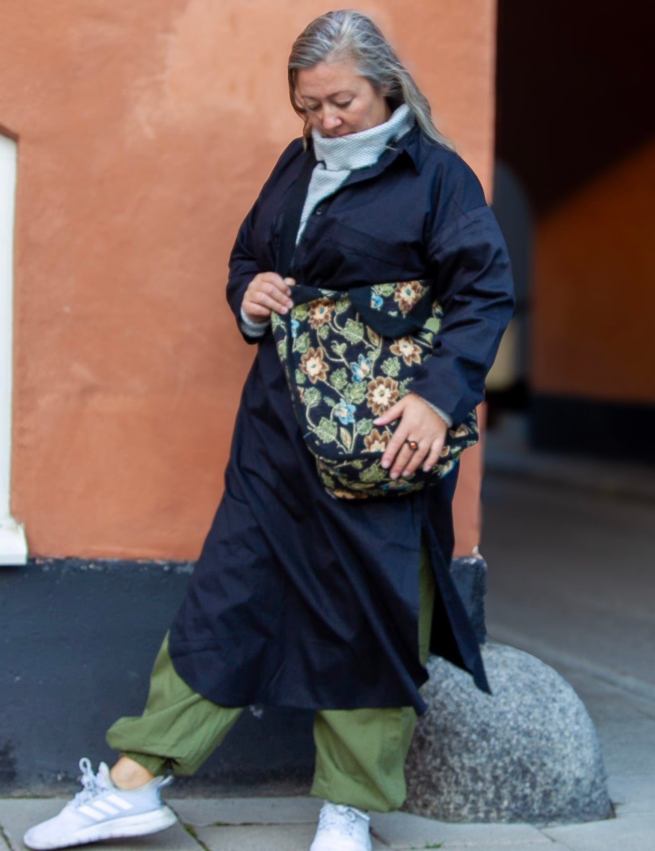 Svart_Blommmonstrad_Vaska_Hamra_Black_Base_Flower_Print_252.jpg