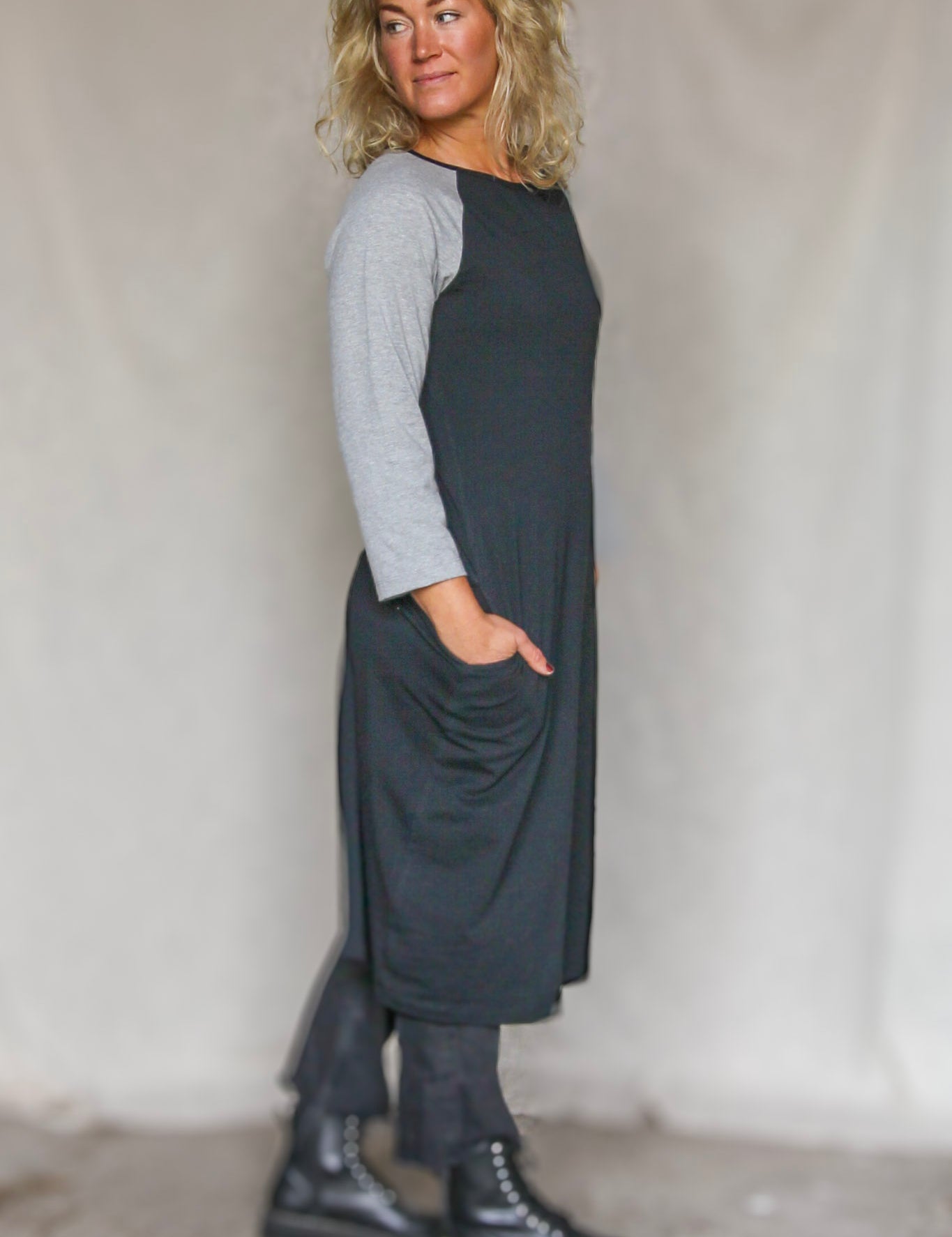 Svart_Gra_Klanning_Juniskar_Black_Light_Grey_251.jpg