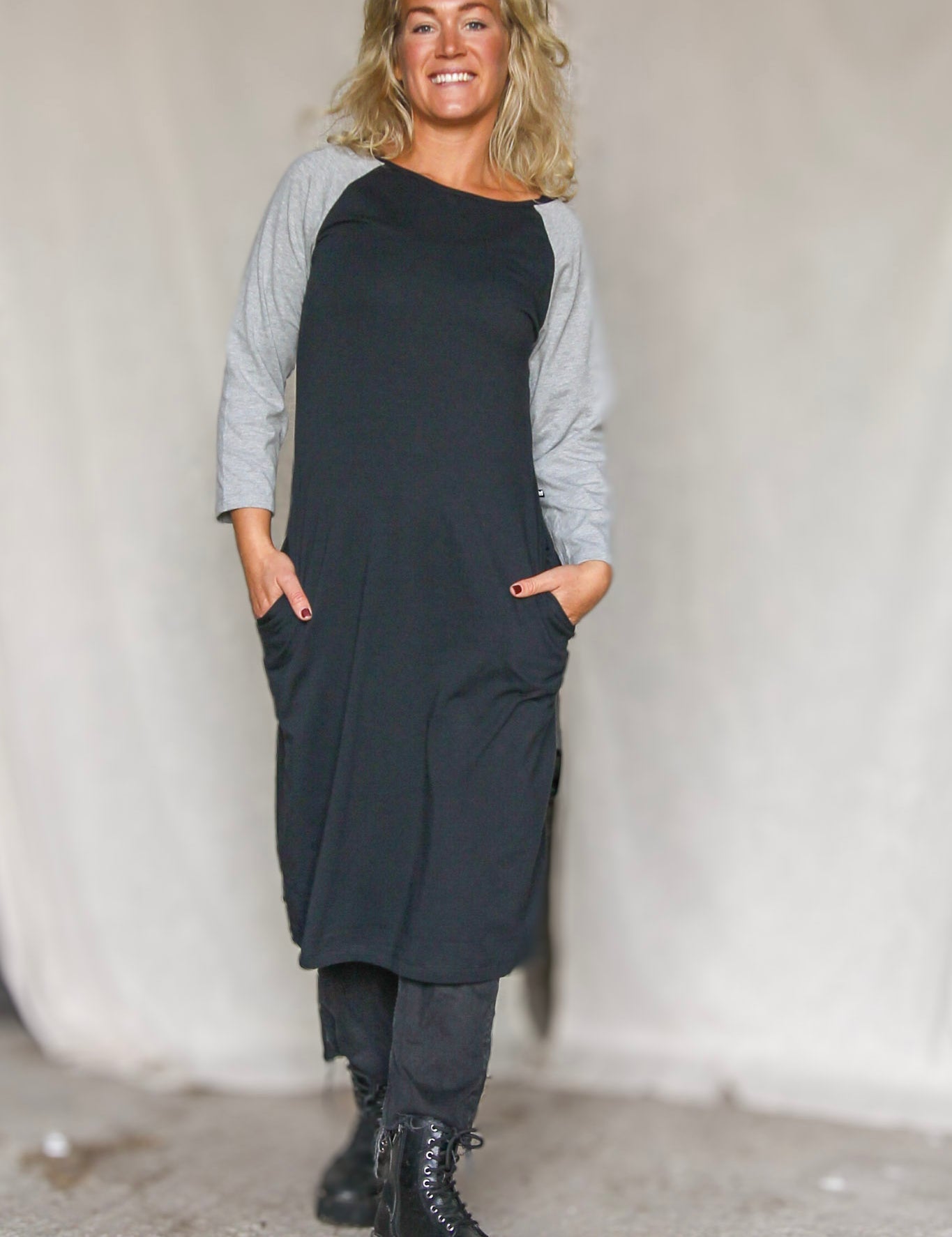 Svart_Gra_Klanning_Juniskar_Black_Light_Grey_252.jpg