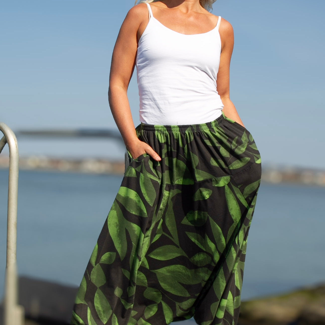 Svart_GronMonstradHaremsbyxaClassicBlackBaseGreenLeafs255.jpg
