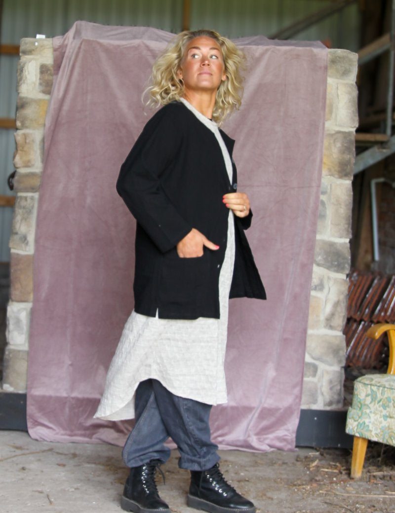 Svart_Linnejacka_Monali_Black_252.jpg