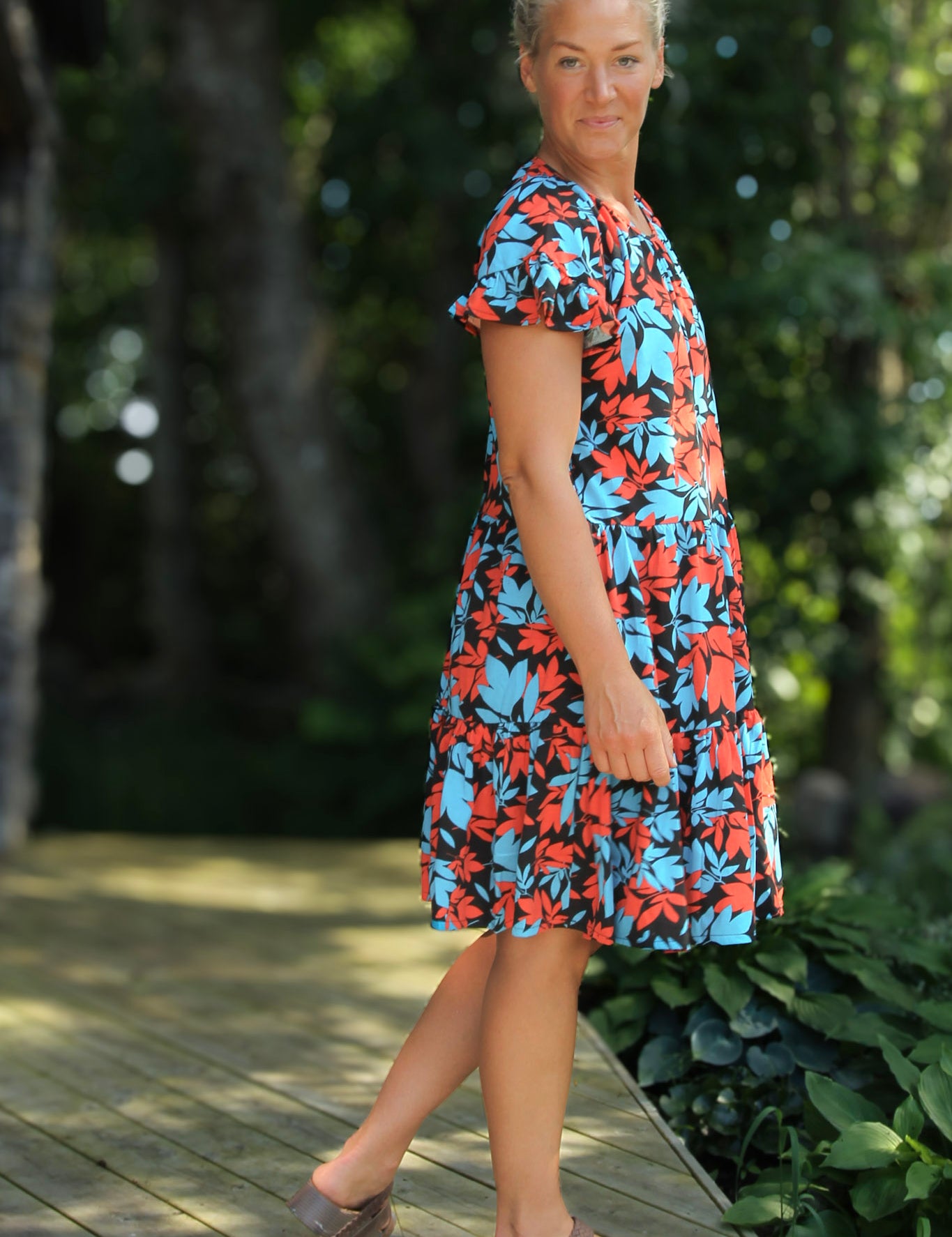 Svart_Monstrad_Klanning_Naomi_Black_Base_Red_Leaf_256.jpg