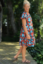 Schwarzes gemustertes Kleid Naomi Black Base Red Leaf