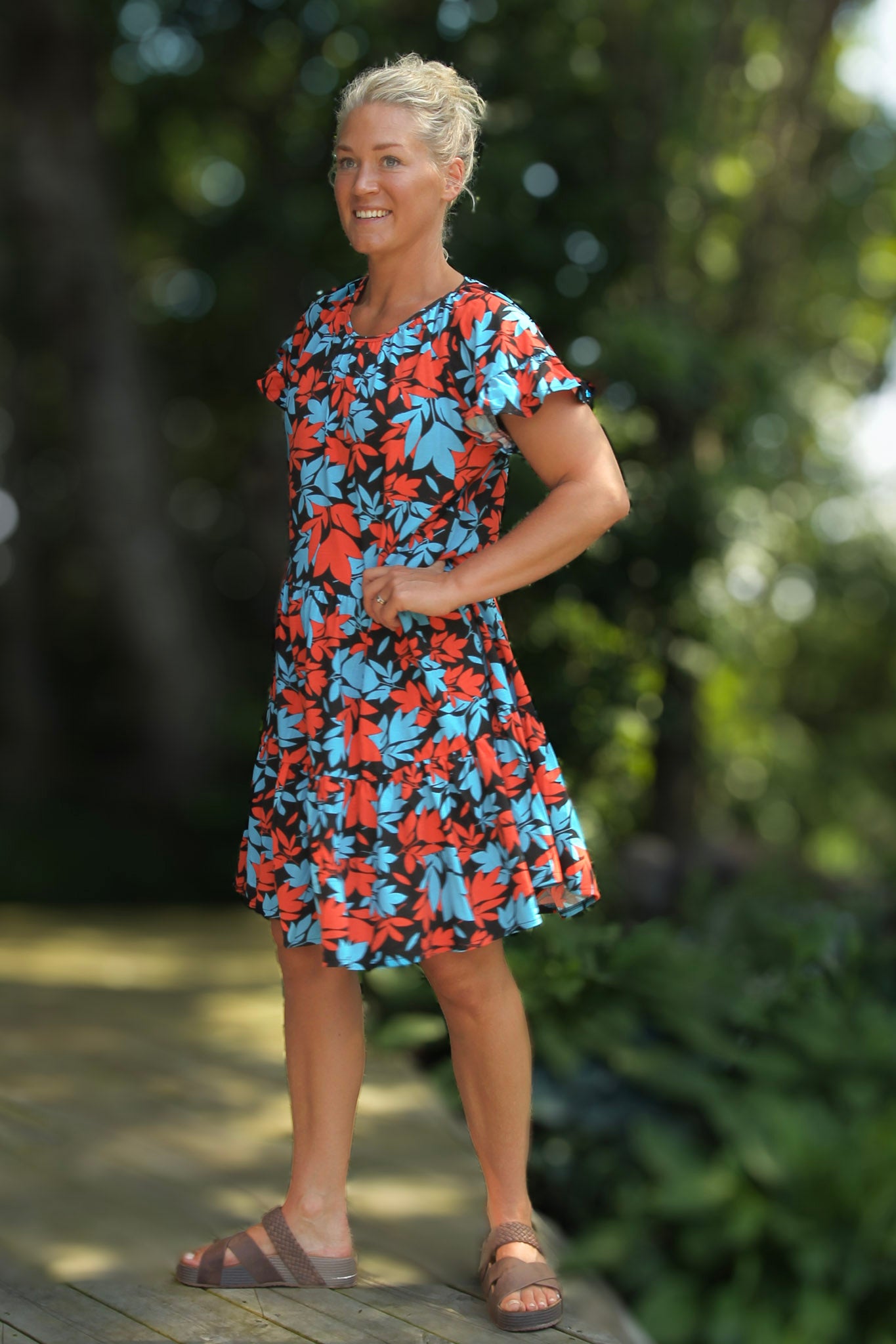 Schwarzes gemustertes Kleid Naomi Black Base Red Leaf