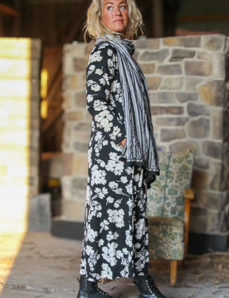 Svart_Scarf_Svep_Stripe_Black_252.jpg