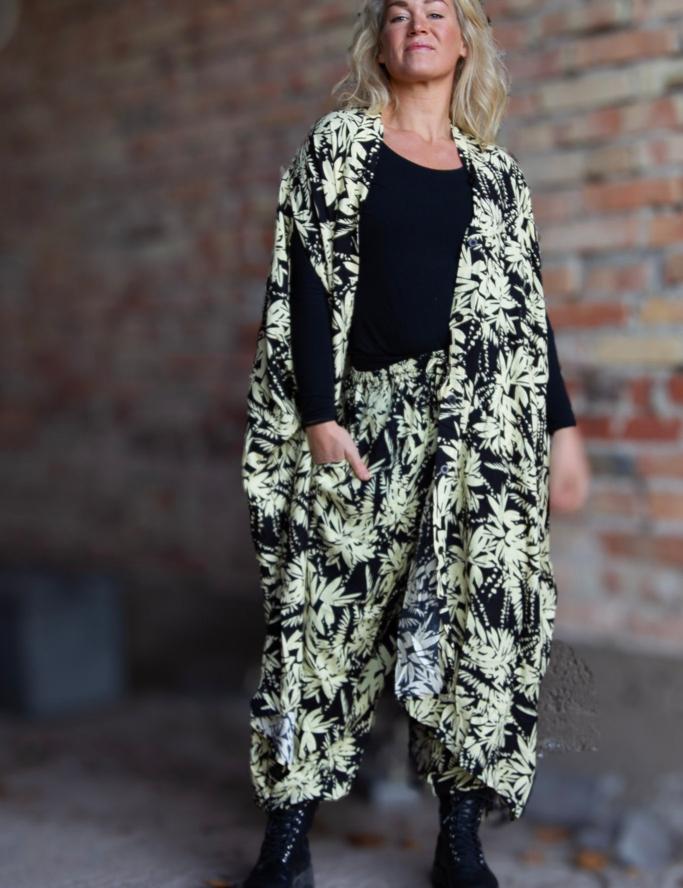 Svart_Vit_Bladmonstrad_Kaftan_Klanning_Flower_Sea_Black_White2jpg.jpg