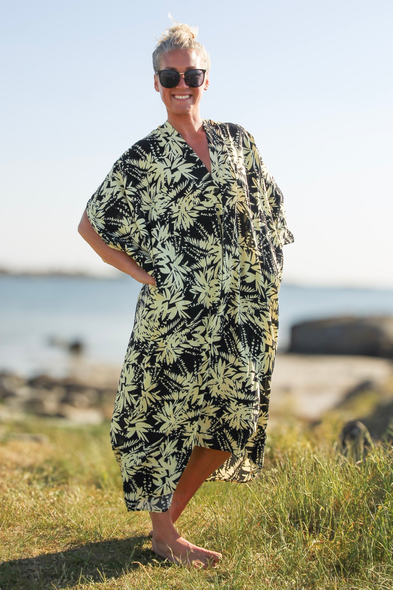 Schwarz/Weißes Kaftankleid mit Blattmuster, Blumenmeer, Schwarz/Weiß