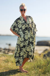 Schwarz/Weißes Kaftankleid mit Blattmuster, Blumenmeer, Schwarz/Weiß