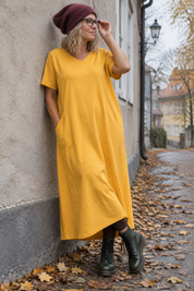 Avslappnad pose vid en putsad vägg