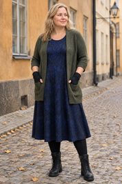 Ballerina med öppen grön kofta framifrån
