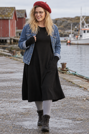 Ballerina Midi med jeansjacka och röd basker i hamnen