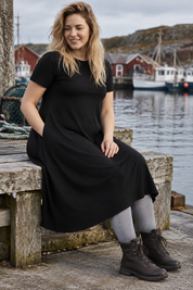 Ballerina Midi sittande vid hamnen