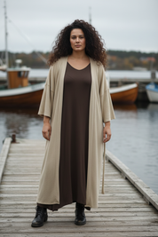 Beige kimono på mörkhårig kurvig modell i hösthamn