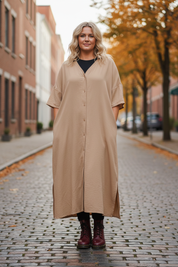 Beige klänning med svart T-shirt framifrån