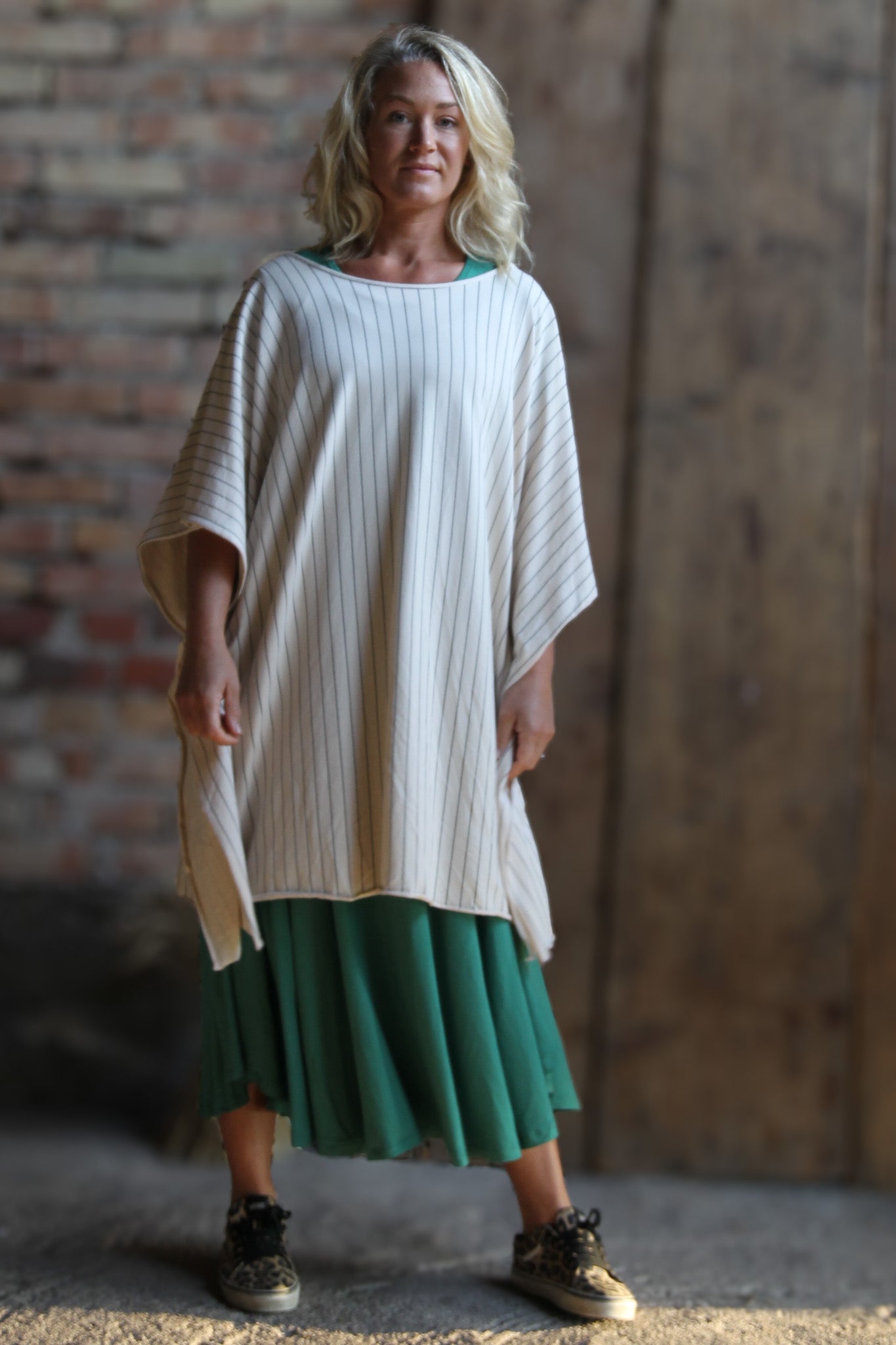 Valkoinen Tunic Whisper Cream -pohjaraita