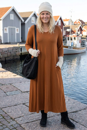 Bild 1 med gräddvita accessoarer och svart påsväska