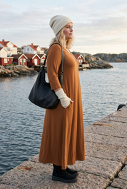 Bild 3 med gräddvita fingerlösa vantar och svart väska