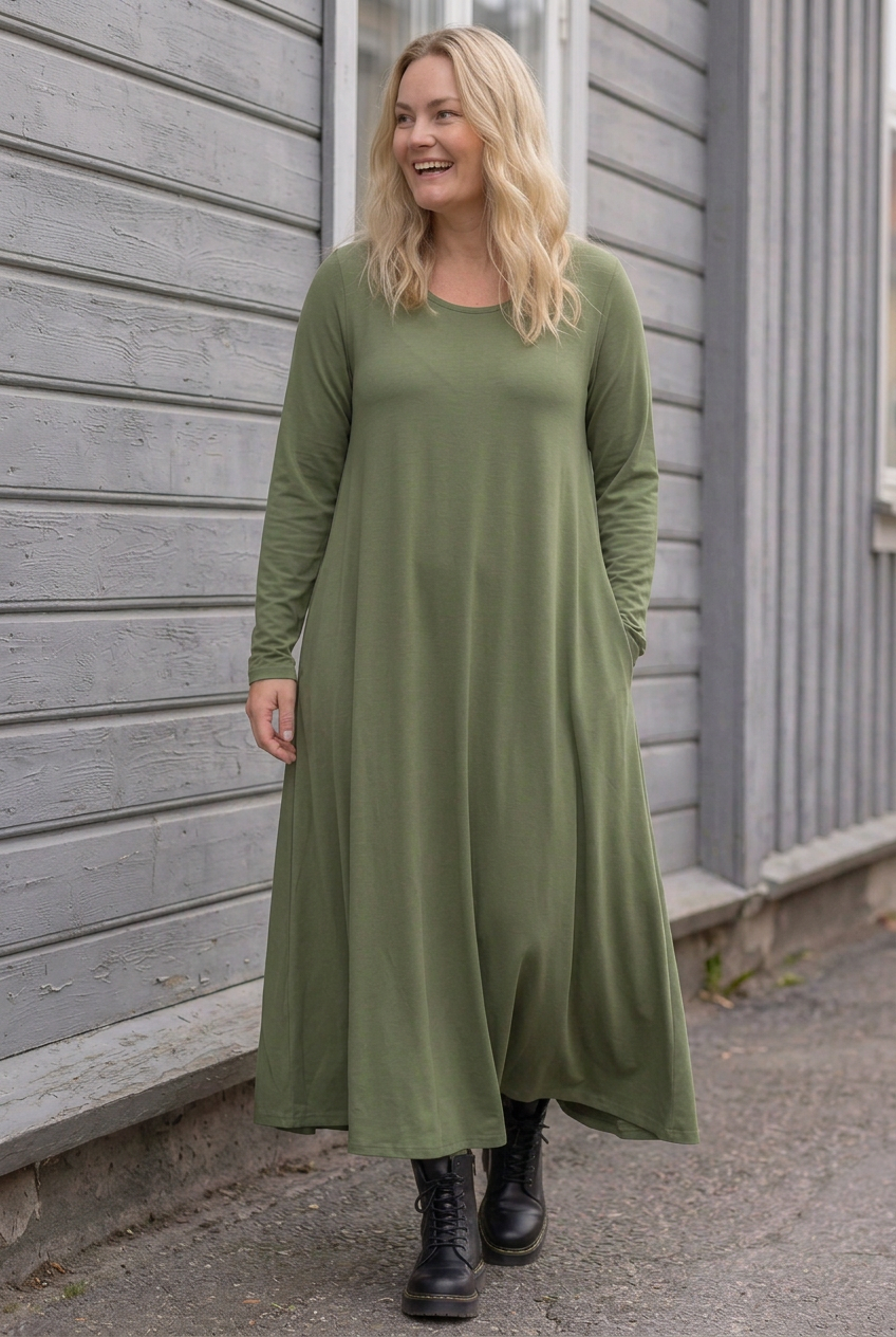 Blond modell i ett spontant samtal vid träfasaden