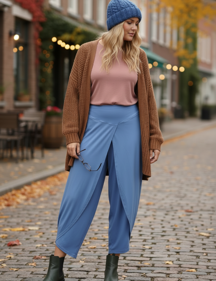 Blond modell med glasögon i handen