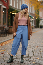 Blond modell med glasögon i handen
