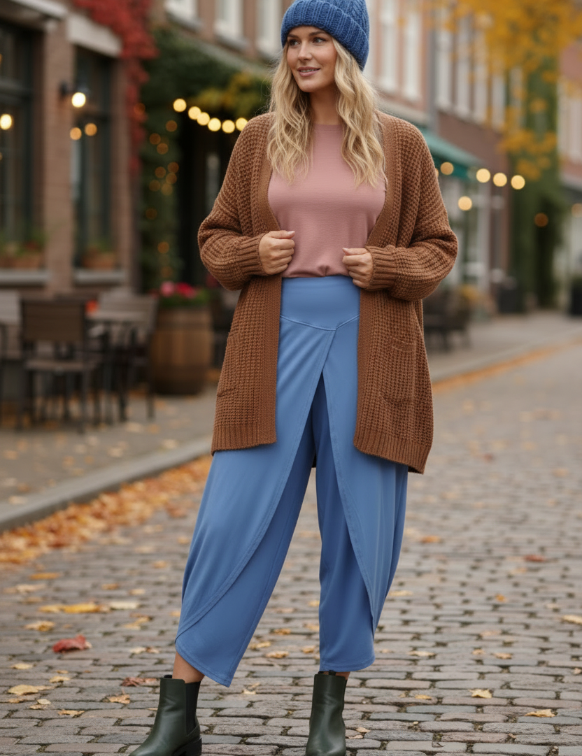 Blond modell som tittar utanför bild