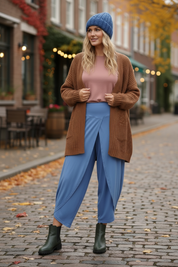 Blond modell som tittar utanför bild