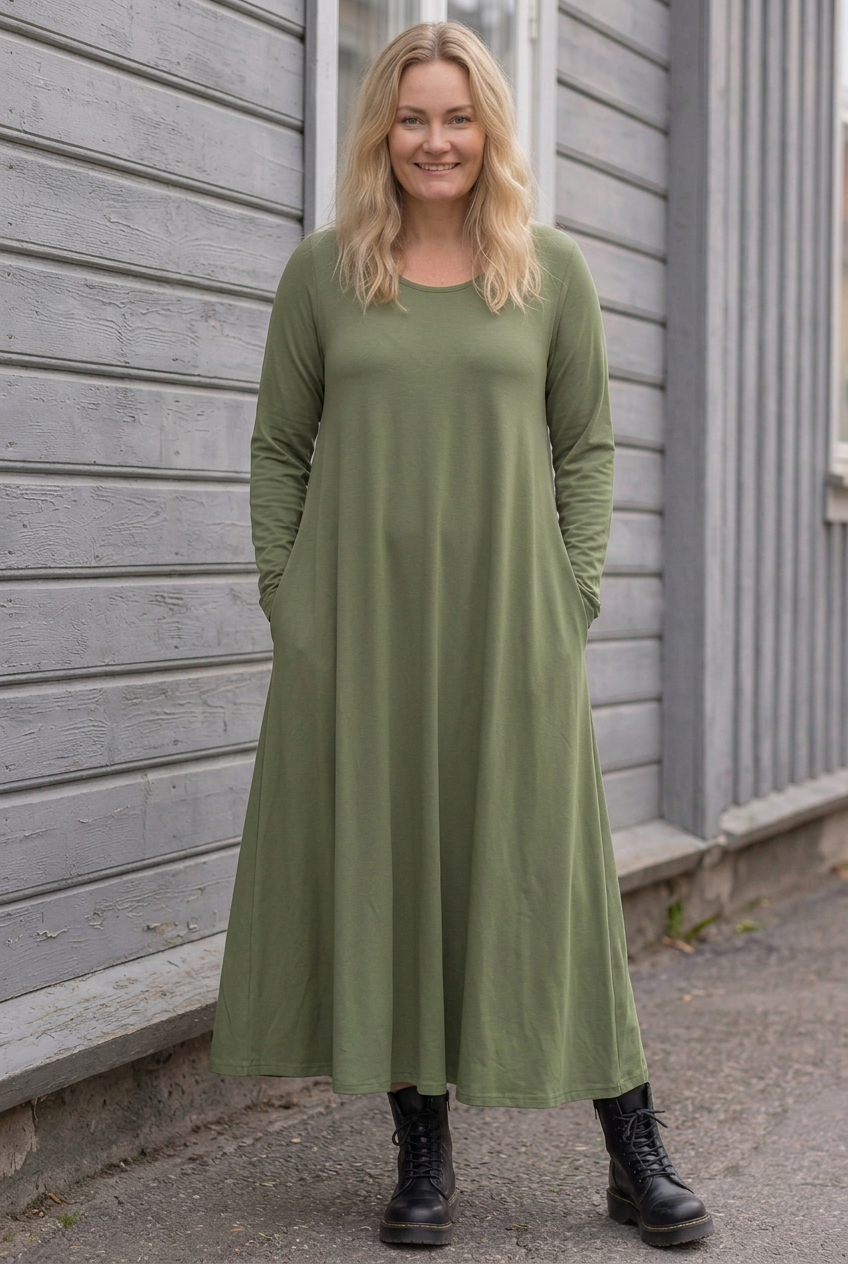Blond modell, stående med händerna i fickorna