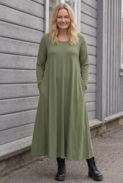 Blond modell, stående med händerna i fickorna
