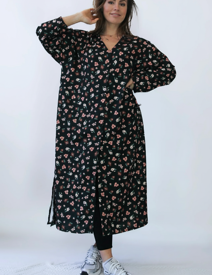 enhanced-Svart_Blommig_Klanning_Sahara_Longsleeve_Black_Flower_252_71a5705d-a5f0-4b9b-92c5-c556b21c51e5_1.png