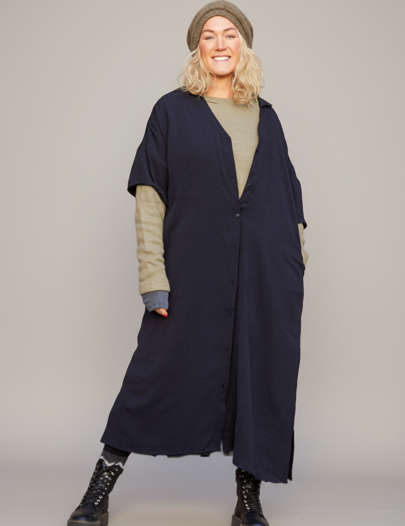 enhanced-Svart_Klanning_Sahara_Longshirt_Black_251_2048x2048_61557889-317d-4ebc-8a45-2009ffc1665e.png