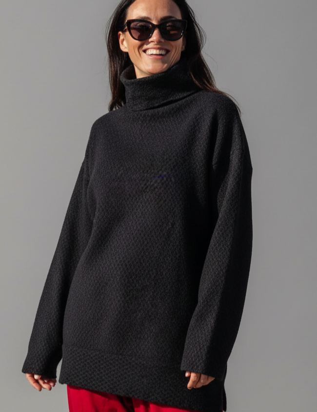 enhanced-Svart_Polotroja_Tarnaby_Dot_Black_Base255_2048x2048_61fc79de-d47f-4509-b3b1-05735fdb3c69.png
