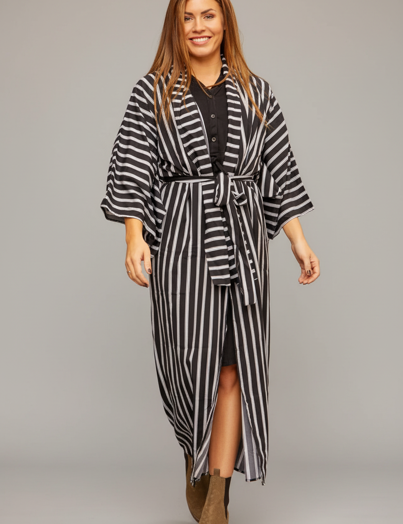 enhanced-Svart_Randig_Kimono_Aomori_Black_251_2048x2048_da47d74d-e303-44c1-a748-9929102fc56f.png