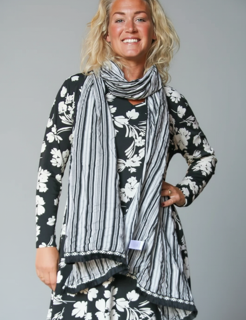 enhanced-Svart_Scarf_Svep_Stripe_Black_253_2048x2048_42ab6134-2866-4f45-bcd8-617da93ca6b1.png